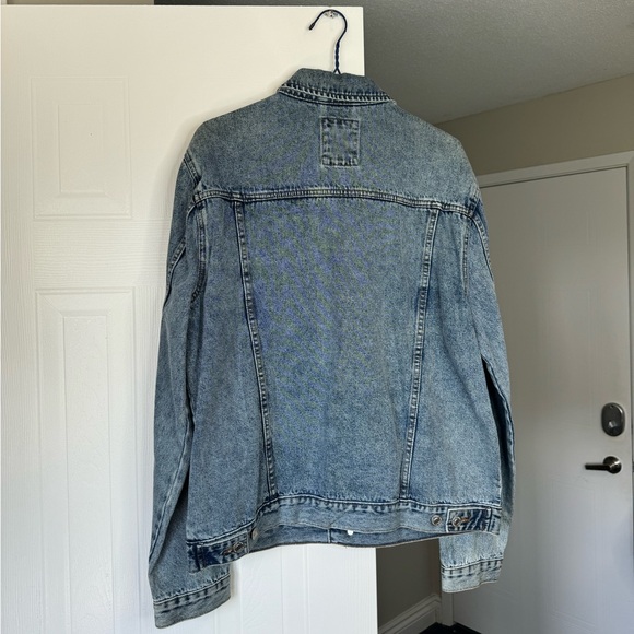 Pale Blue Rinse Wash Denim Jacket
Size L
color Blue - Picture 2 of 6